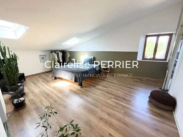 Exclusivité - au cœur du village de sillans-la-cascade - photo 4