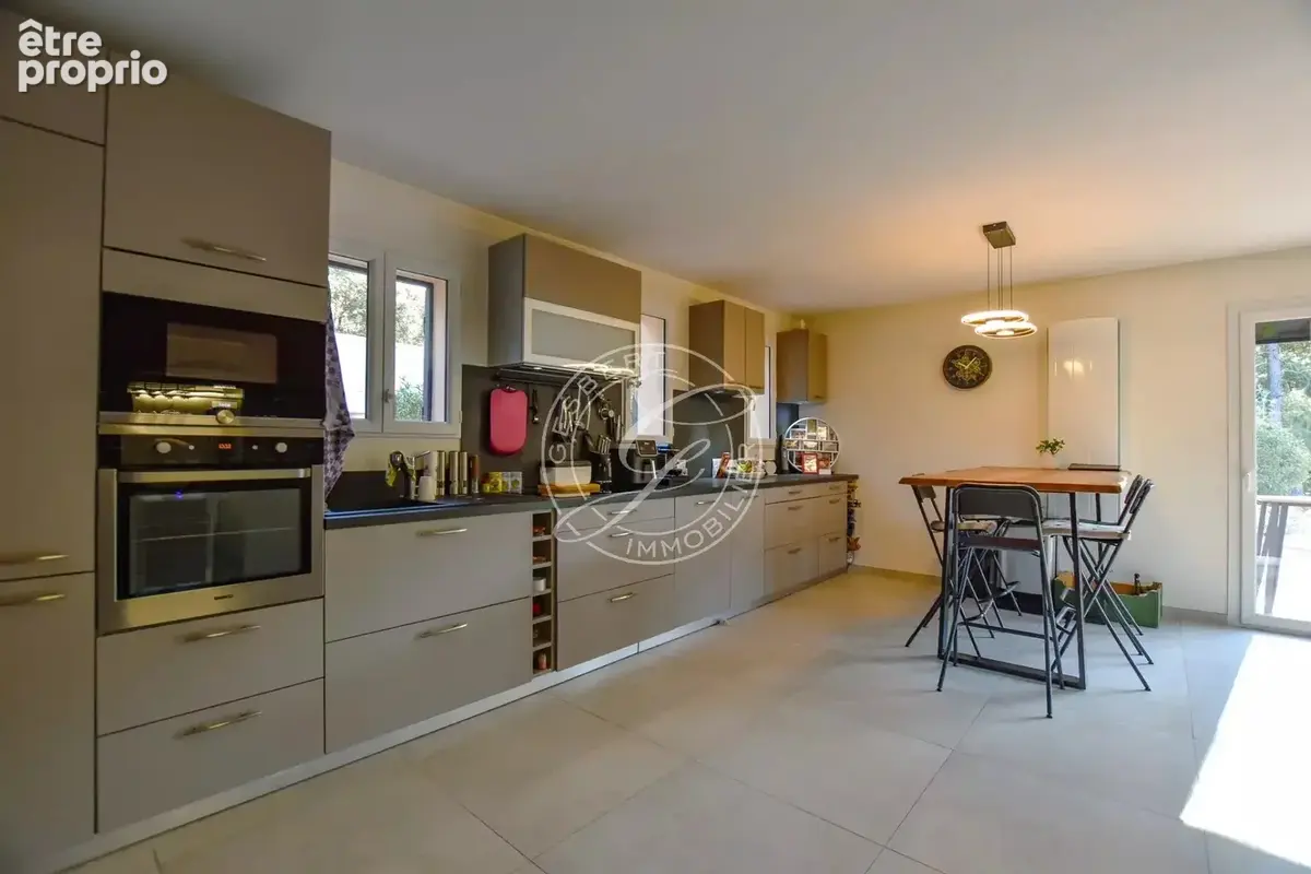 A VENDRE LORGUES - Villa traditionnelle avec piscine et vue dégagée - photo 5