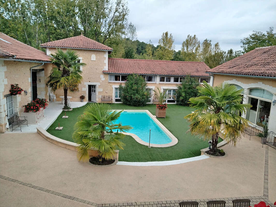 Maison à SAINT-SULPICE-DE-ROUMAGNAC