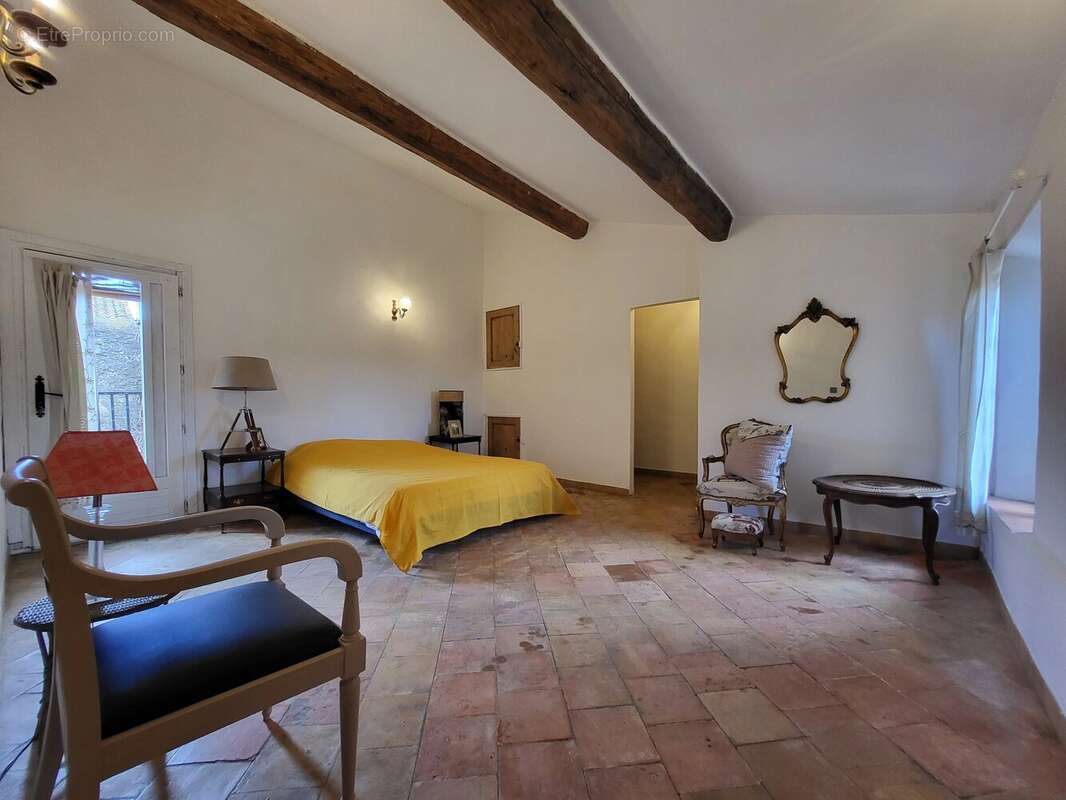 Maison de caractère à fort potentiel pour activité de gîte avec 5 chambres en-suite. - photo 9