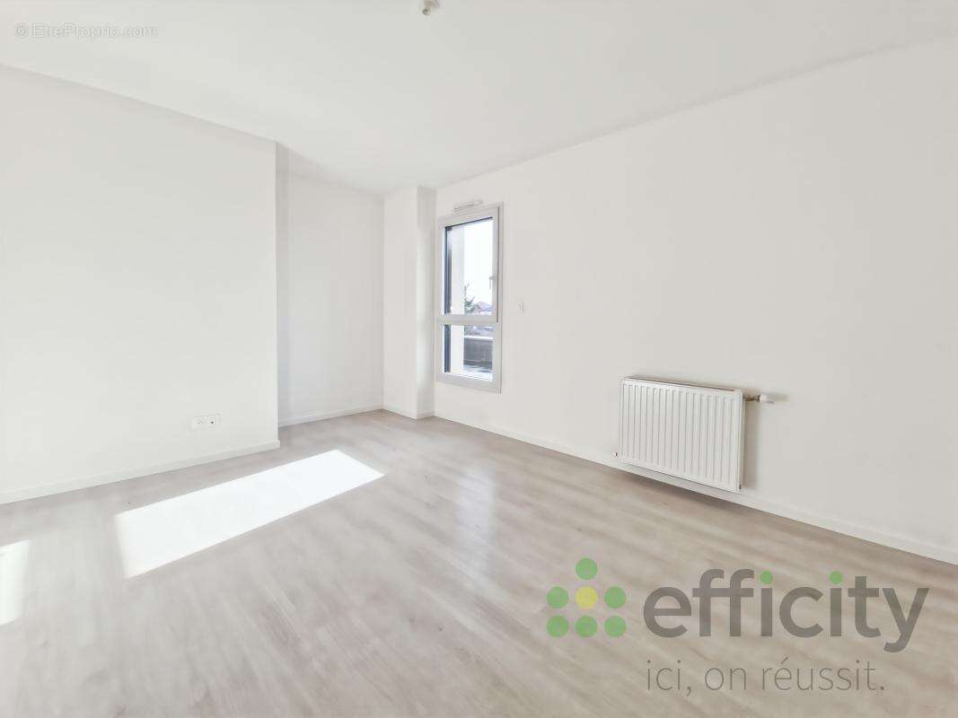 Maison à NEUVILLE-SUR-SARTHE