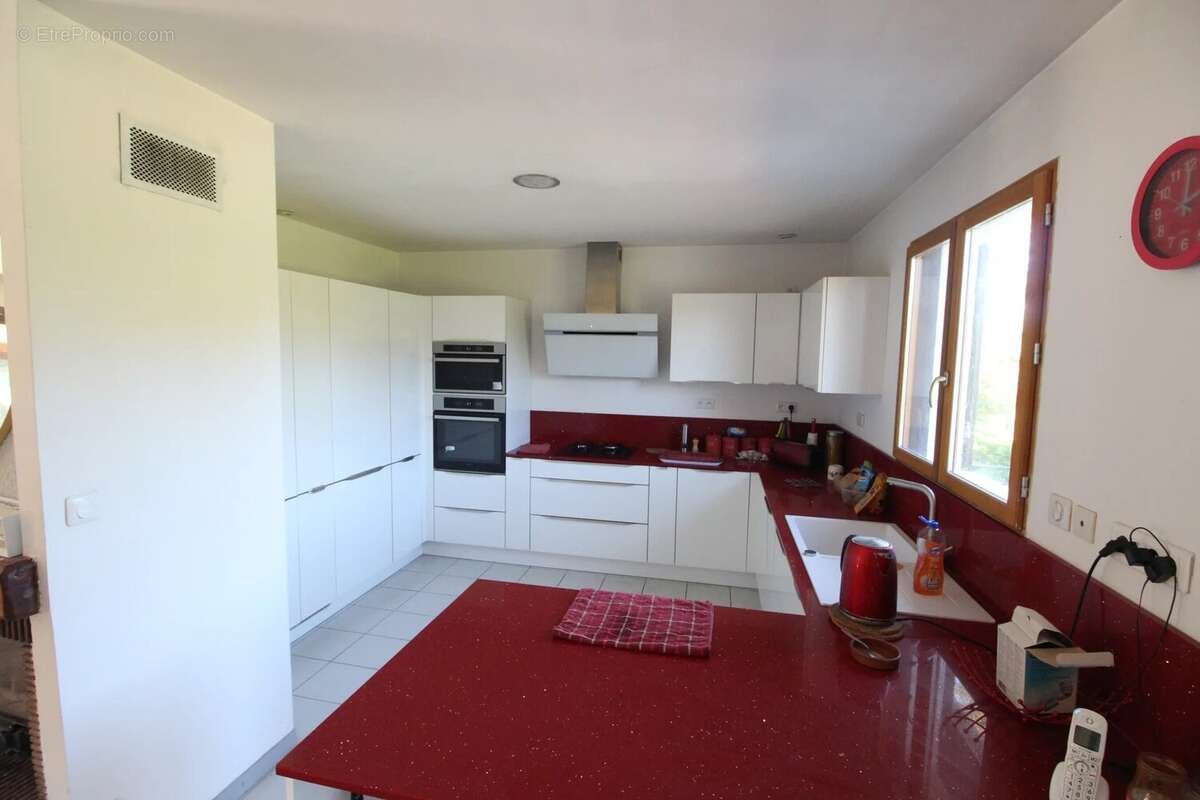 Maison individuelle de trois chambres avec studio d'une chambre, piscine et grand terrain - photo 3