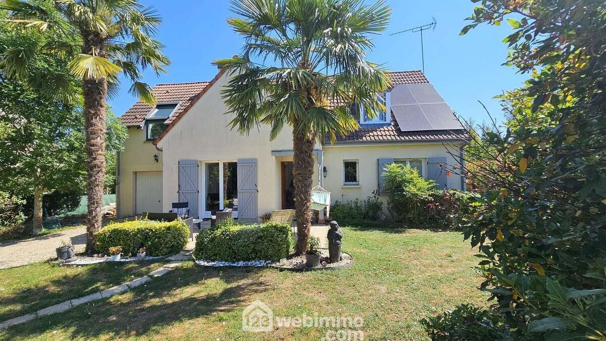 Venez découvrir cette belle maison de 133 m² sur un terrain de 1 114 m². - Maison à MILLY-LA-FORET