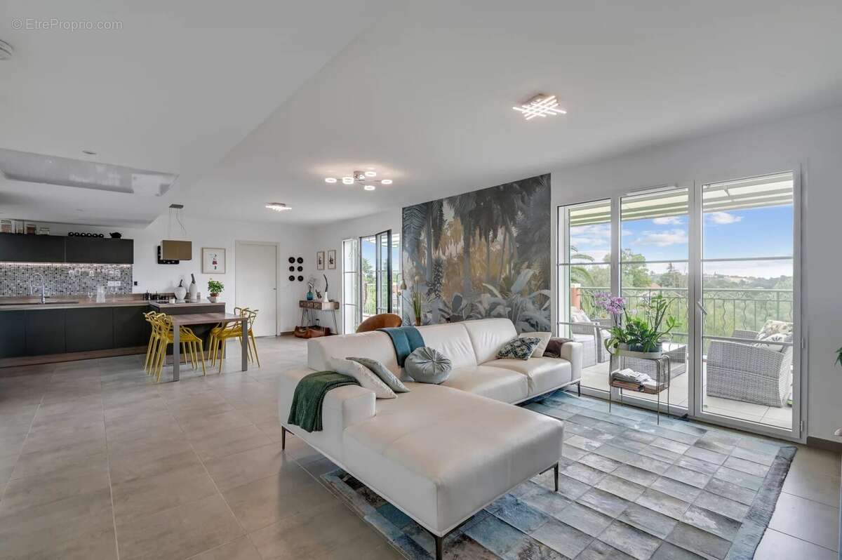 Appartement à ROQUEFORT-LES-PINS