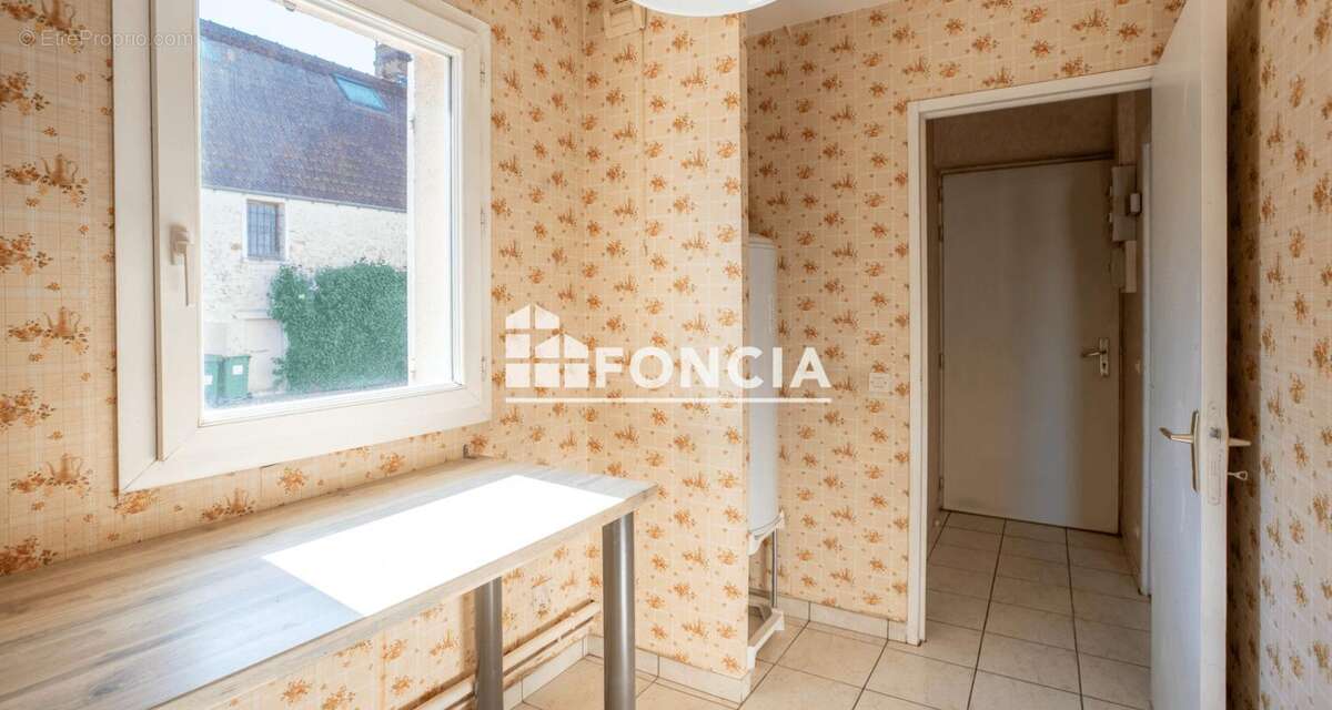 Appartement à LE MESNIL-SAINT-DENIS