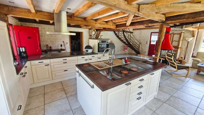 A 20 KMS de Fécamp. Ensemble immobilier comprenant 2 habitations (303 m²);1 piscine; triple garage; Terrain 5215 m² - photo 15