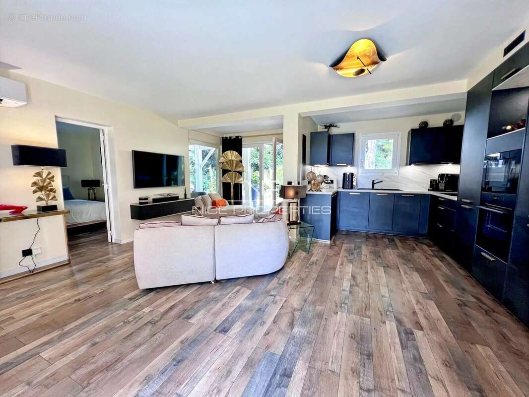 Charmante maison rénovée avec jardin, terrasse et piscine en résidence – Cannes La Bocca. - photo 2