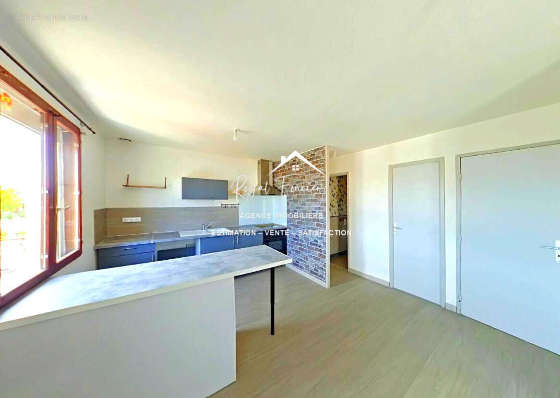 Cuisine ouverte sur séjour - Maison à INGRANDES