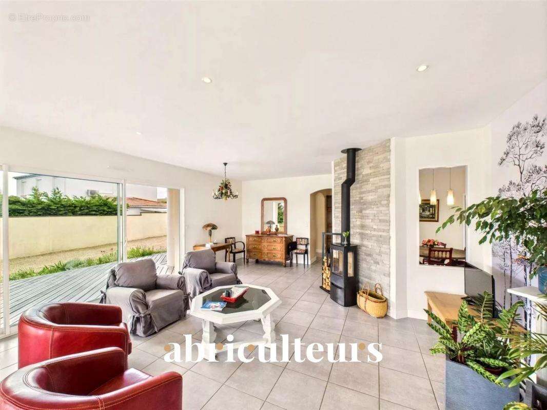 Maison à MORTAGNE-SUR-GIRONDE