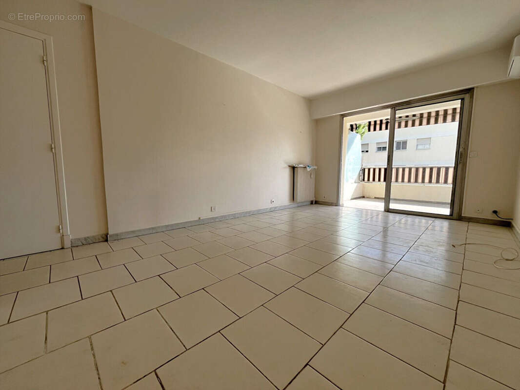 Appartement à SAINT-LAURENT-DU-VAR