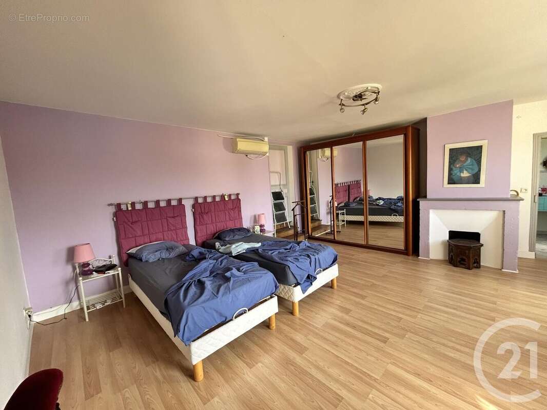 Maison à SAINT-MEDARD-DE-GUIZIERES