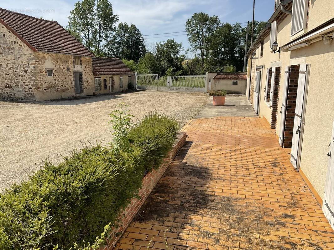 Maison à SAINT-LOUP-DE-BUFFIGNY