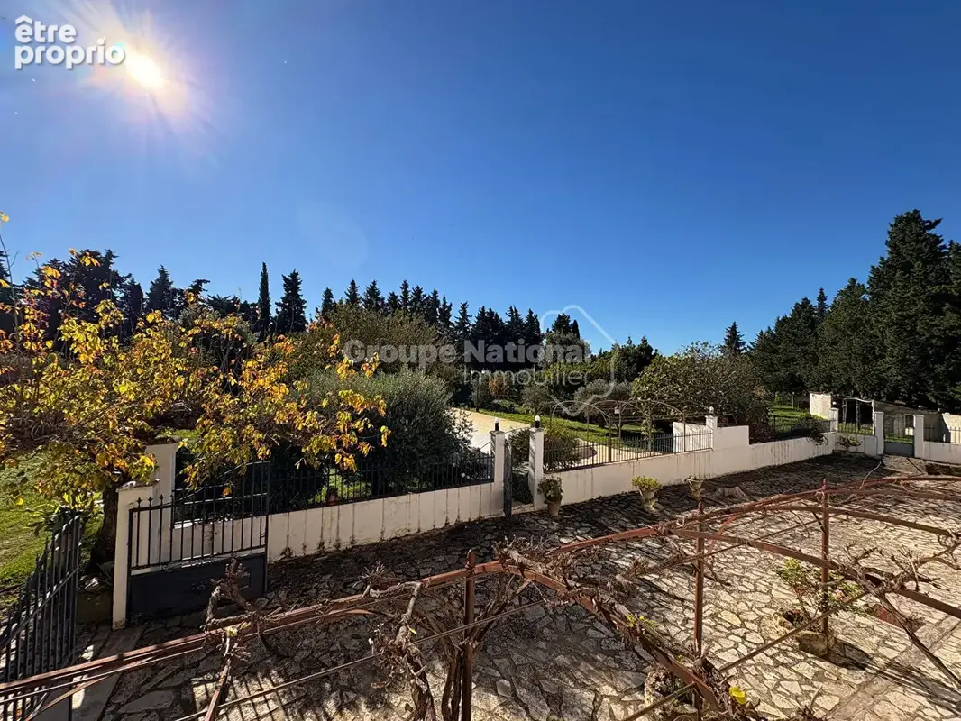 A VENDRE Mas 3/4 chambres, et maisonnette 1 chambre attenante indépendante sur parc arboré de 6400 m² avec piscine - photo 2