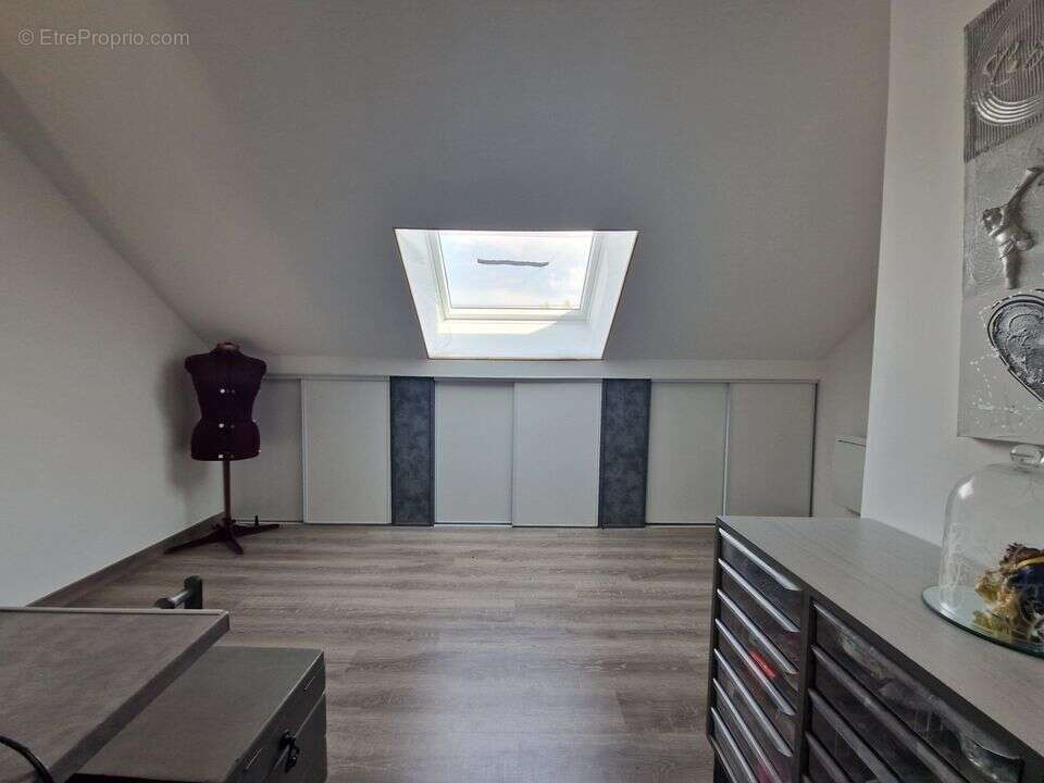 Maison familiale 4 chambres avec jardin, garage et dépendance - photo 7