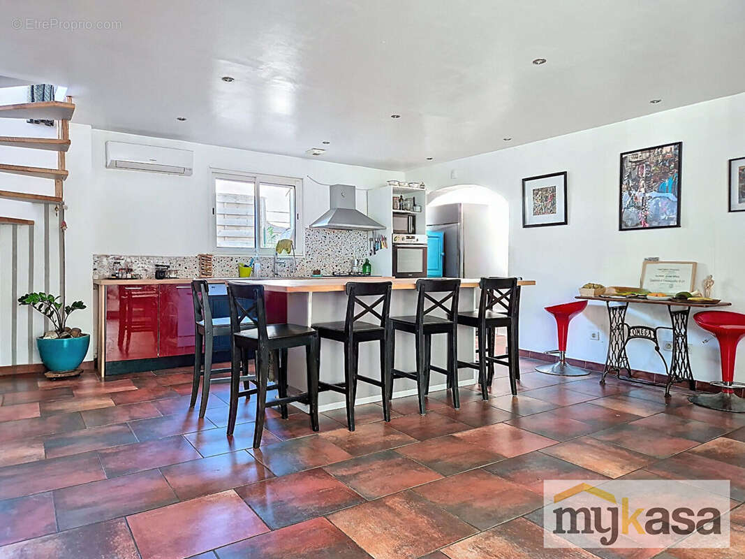 Maison à SAINT-MITRE-LES-REMPARTS