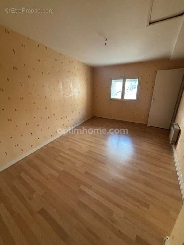 Maison familiale 120 m² à Xambes – 3 chambres, garage et cour intérieure – Secteur calme - photo 8