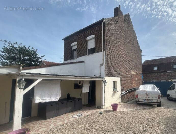 Située en centre ville, proche des commodités et de la gare, maison de 98,75m2 bâtie sur 218m2 . - photo 11