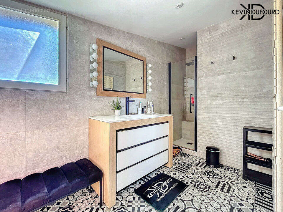 Maison à SAINT-ETIENNE-DE-FONTBELLON