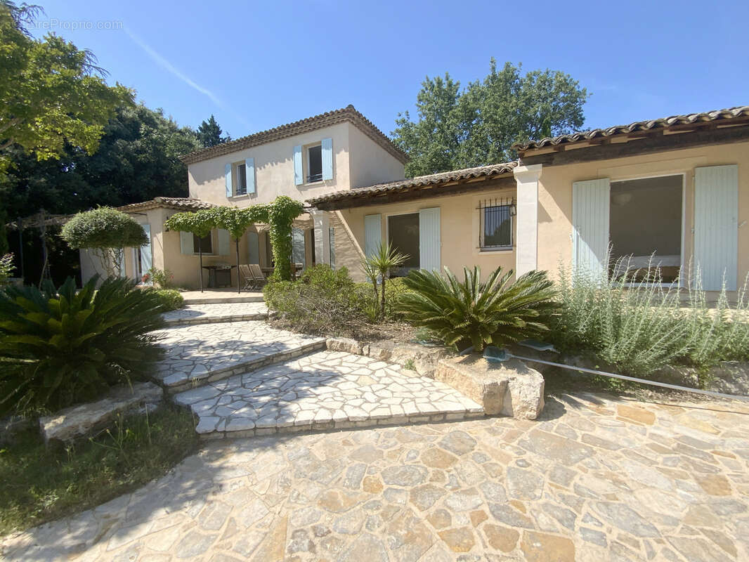 A 3 km d'Uzès, belle bastide sur 4200 m2 de terrain avec piscine. - photo 5