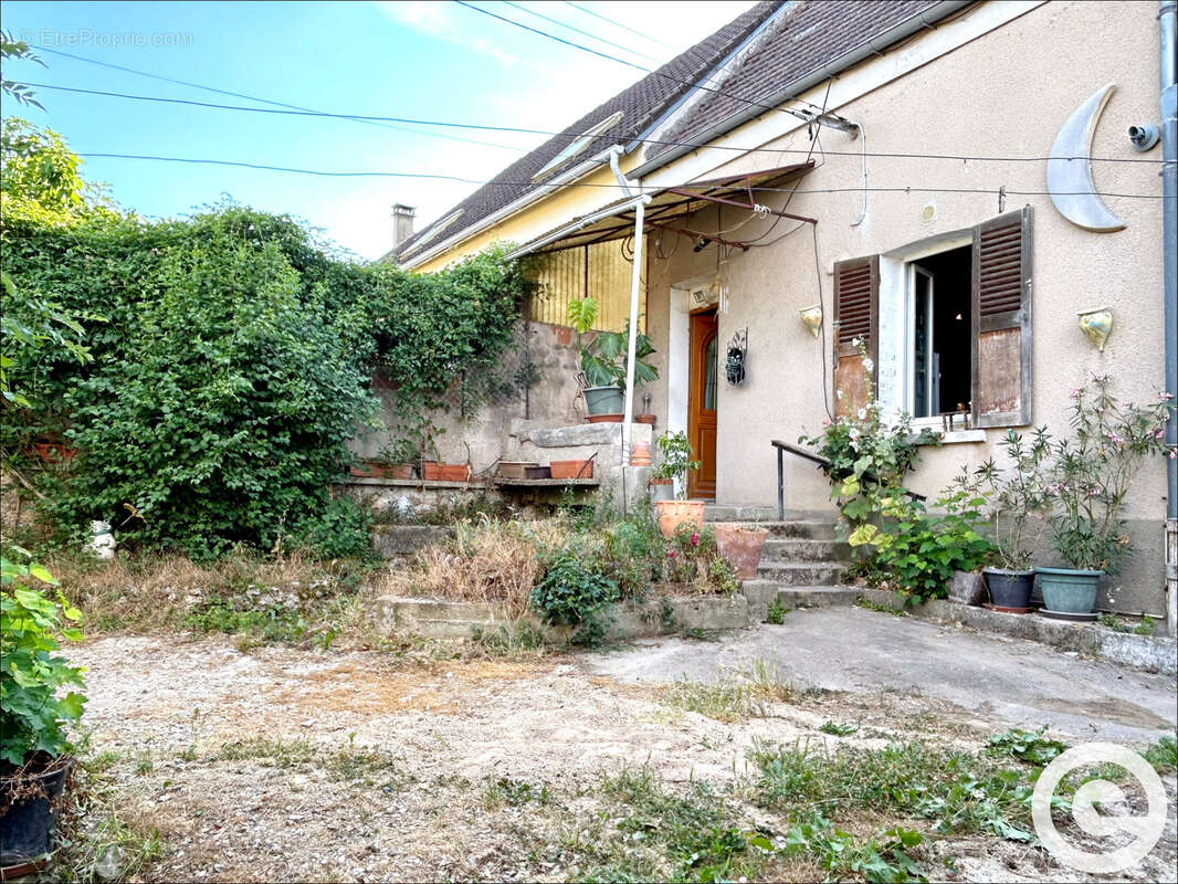 Maison 2 pièces 49.56 m2   Grange et dépendance et fort pententiel d'évolution    Terrain 389 m2   VILLEMANOCH - photo 10