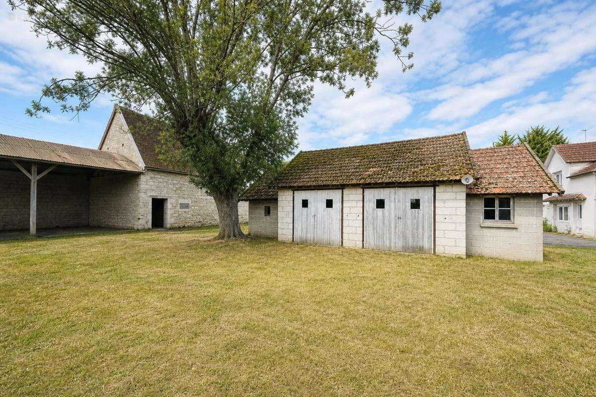 Maison à COUARGUES
