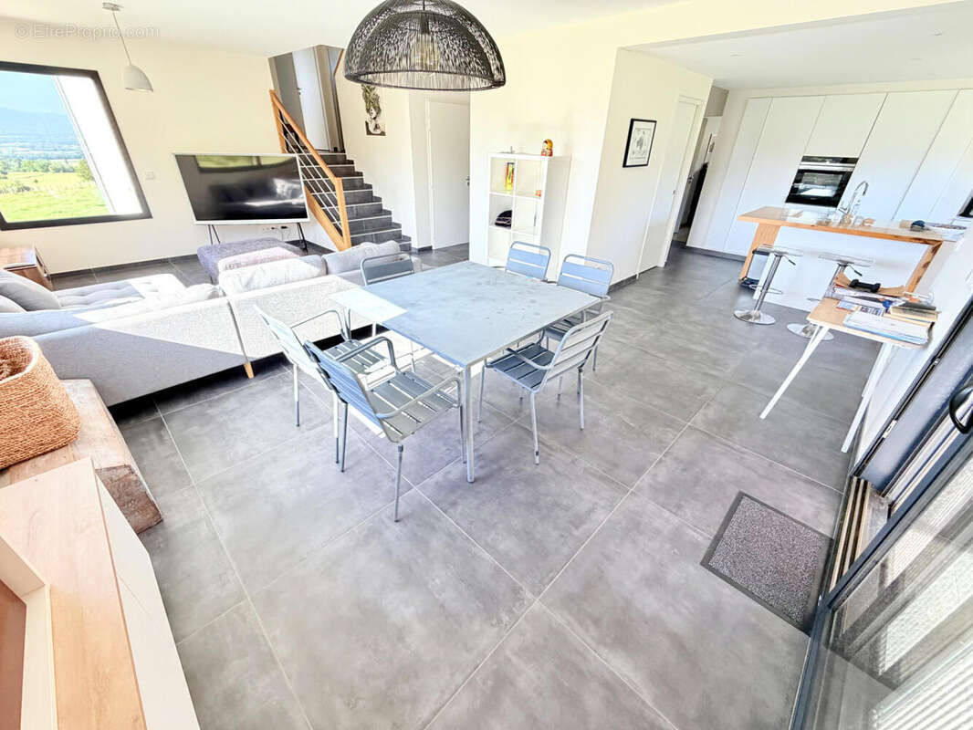salon + - Maison à SAINT-JULIEN-EN-GENEVOIS