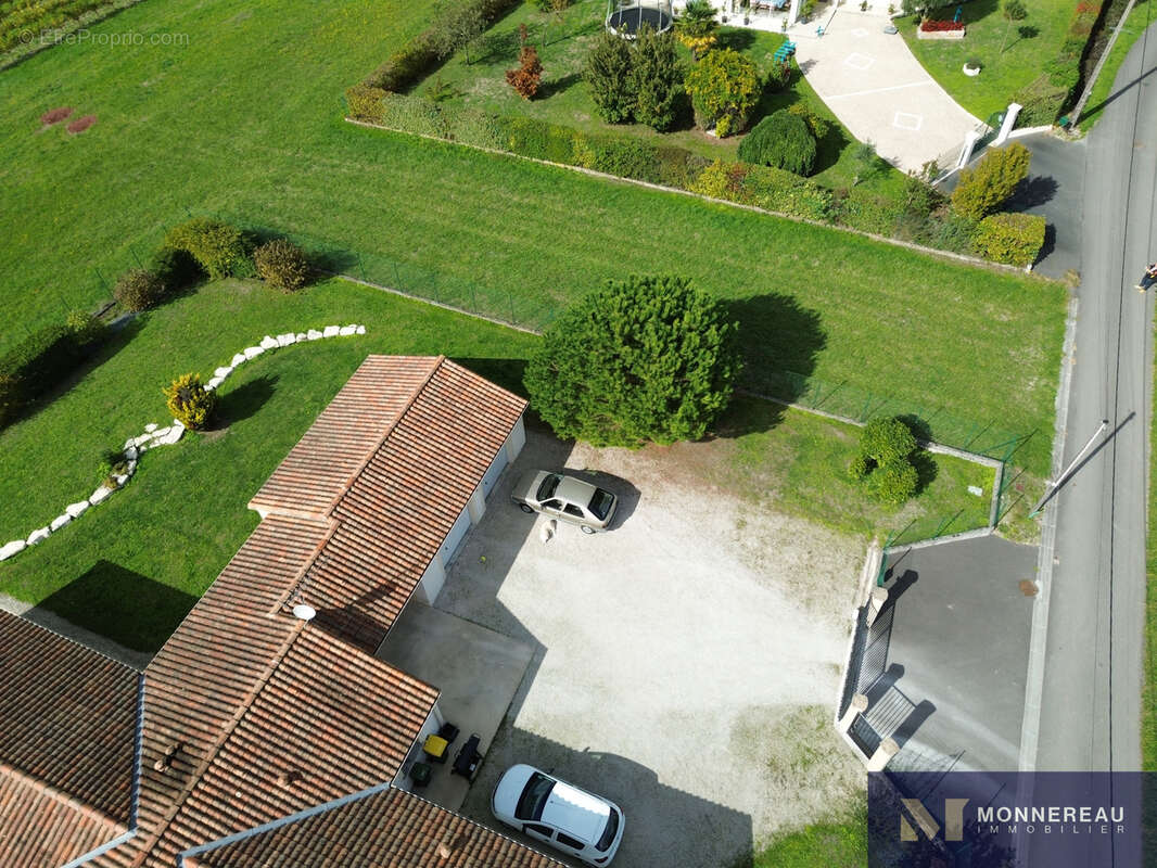 Terrain à BARBEZIEUX-SAINT-HILAIRE