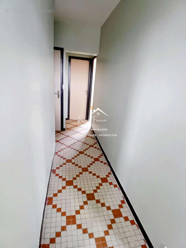 Entrée dans le pavillon  - Maison à PREUILLY-SUR-CLAISE