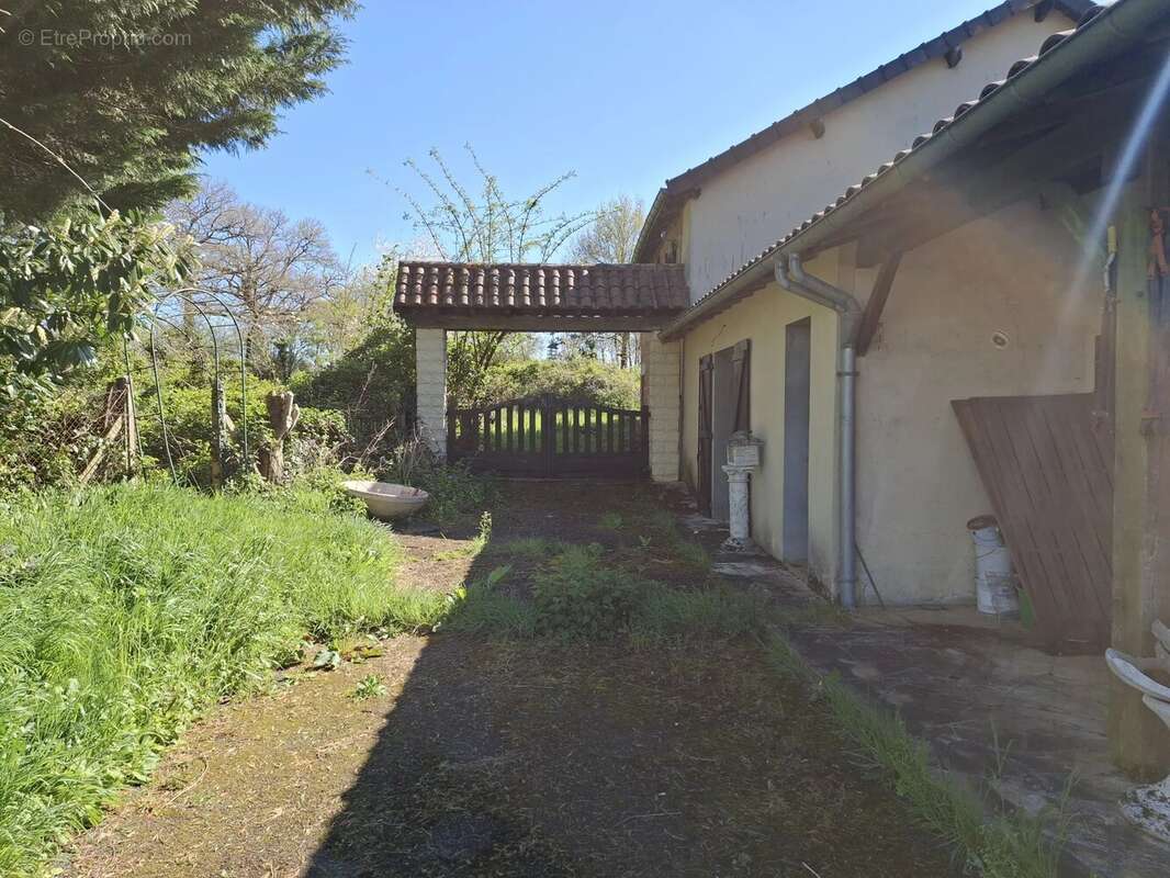 Grande maison familiale à rénover, grange, dépendances et plus de 2 hectares de terrain - photo 16