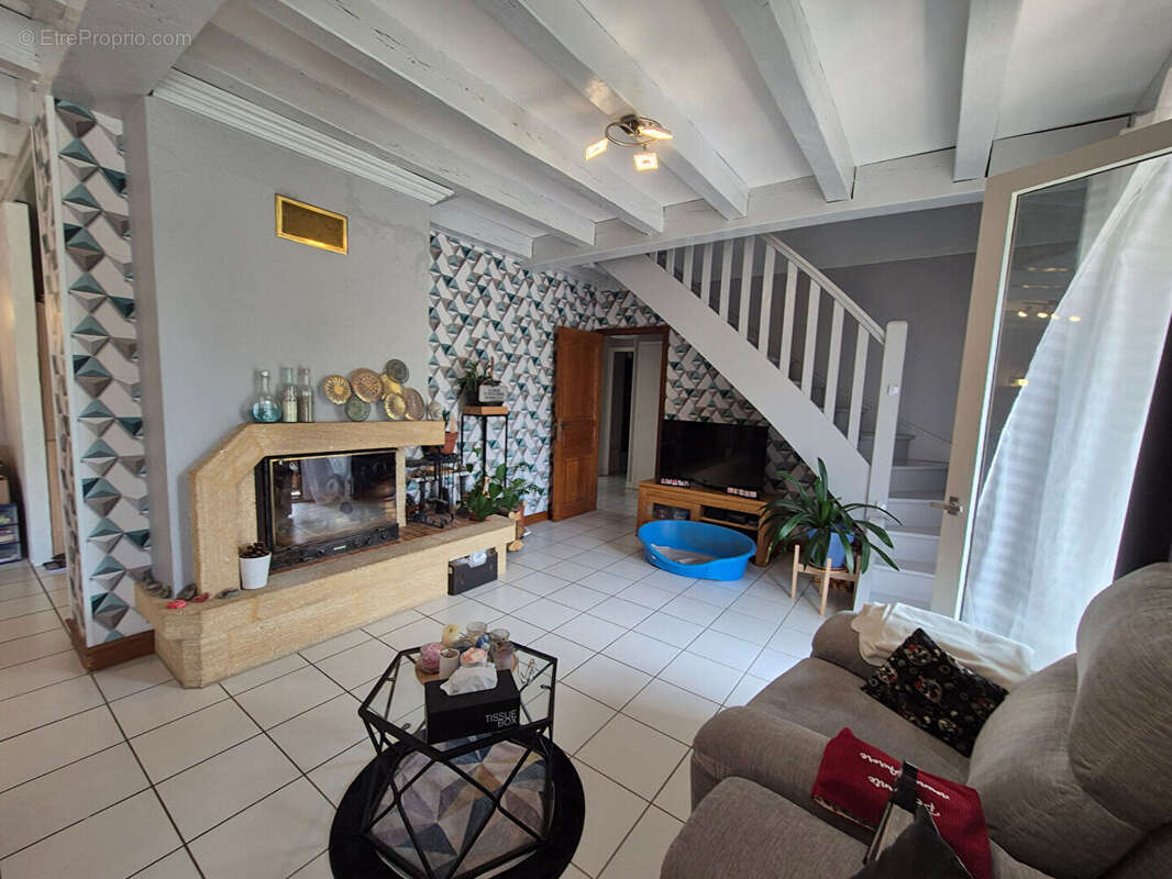 CORREZE. En bordure du village de CORREZE. Jolie maison de 4 chambres avec piscine, nichée dans un beau jardin de 2 112 m². - photo 6