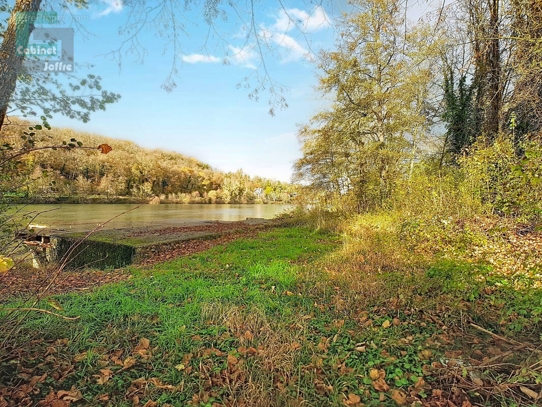 Terrain à VULAINES-SUR-SEINE
