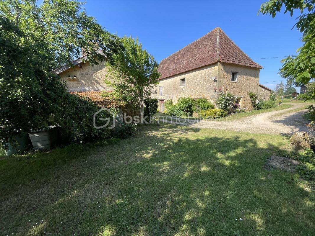 Ensemble de bâtiments en pierre composé d’une maison d’habitation, d’un gîte, d’un pool house, de deux ateliers et de deux sécho - photo 12