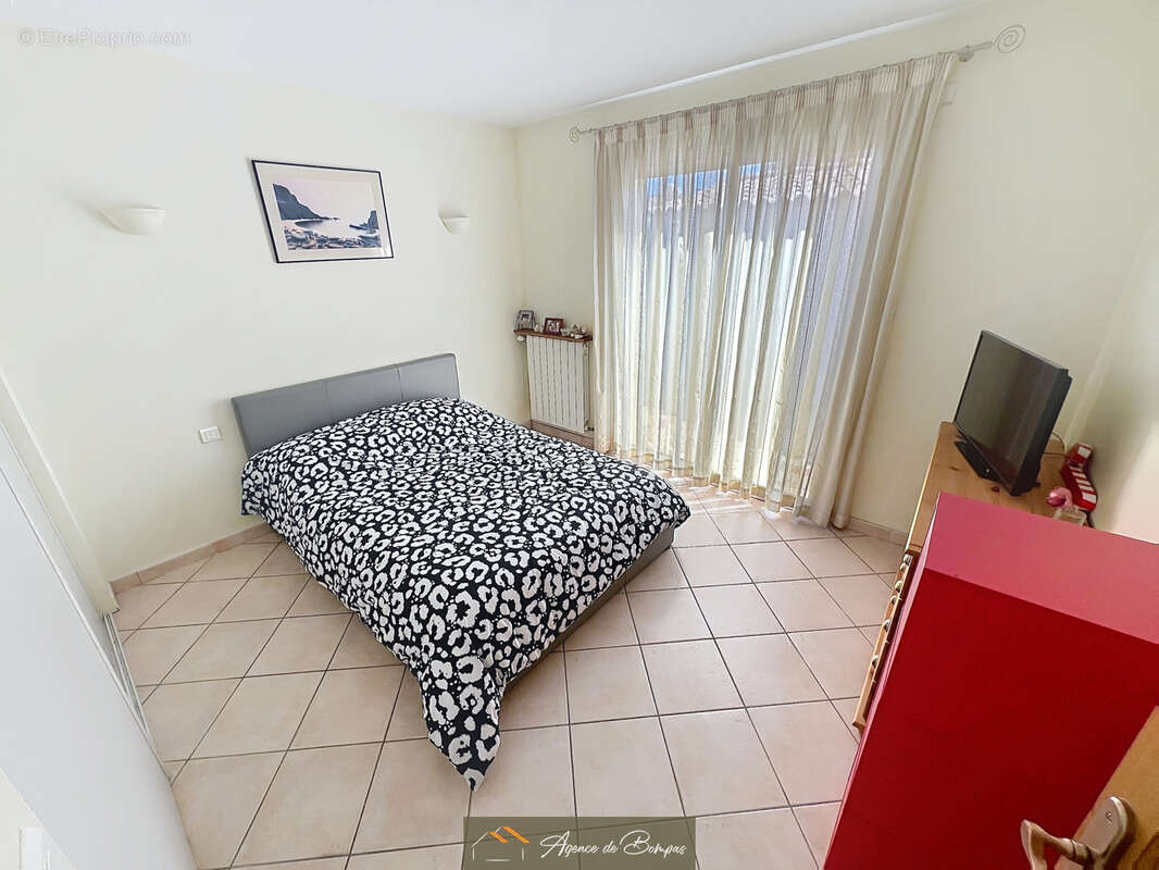 - villa 4 faces 148 m2 hbts  sur 1000 m2 de terrain -t2 independants 21 m2 - 2 garages 36 et 26 m2 - photo 14