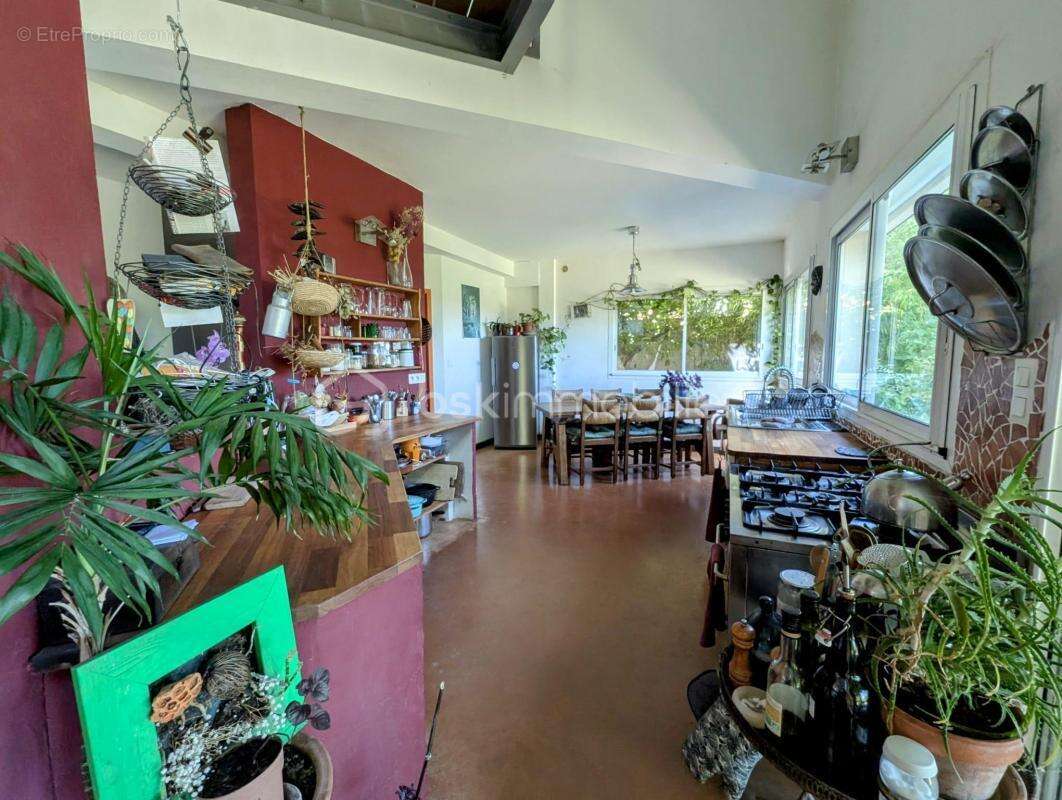Villa d'Architecte, de 2003, 1 ECRIN DE SERENITE :178 m² – 5 Chambres –  Piscine et terrain de 1425 M²  ! - photo 8