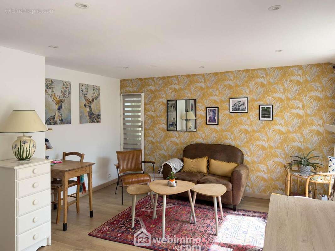 La maison se compose au rez-de-chaussée... - Maison à AVRILLE
