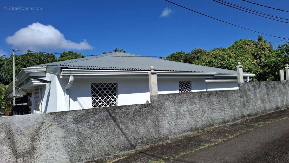 A VENDRE : maison (100 m²) à GOURBEYRE (97113) - photo 5