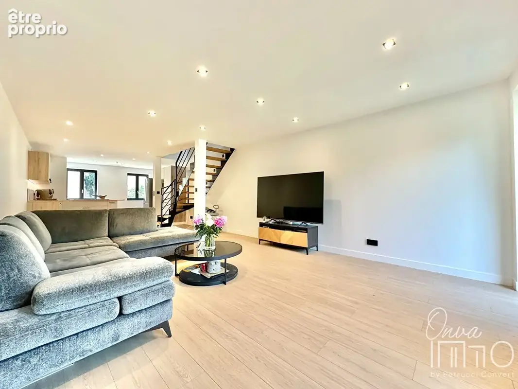 Ecully - Maison 5 pièces de 133m² rénovée avec jardin de 85m² - photo 6