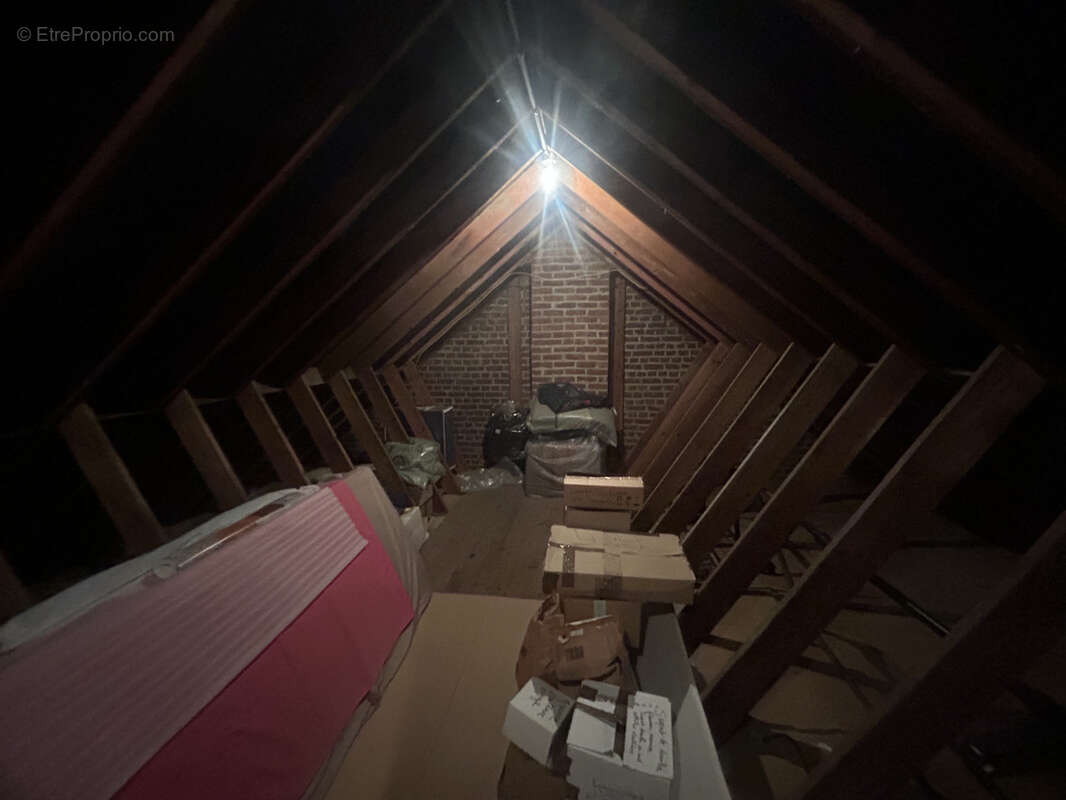 Semi individuelle rénovée développant 92,22m2 et bâtie sur 330m2. - photo 10