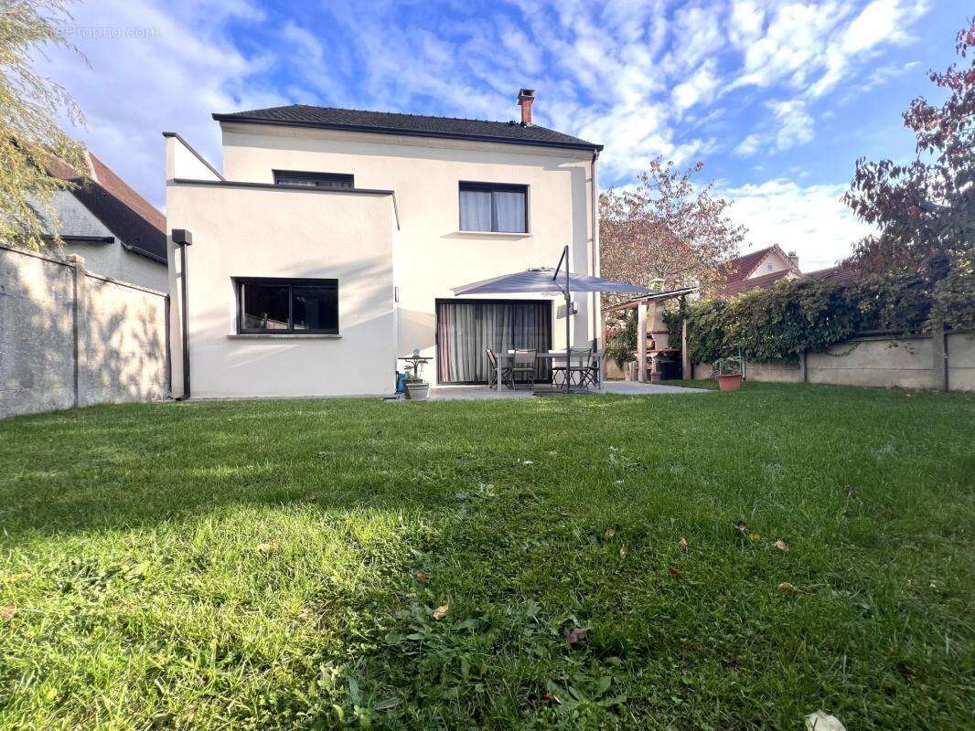 Maison à LES CLAYES-SOUS-BOIS