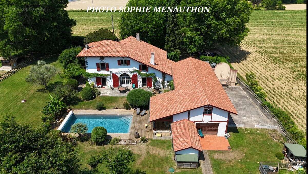 Superbe maison de caractere du 18ème de type t7 de 275 m2 + exceptionnelle dependance de 117 m2 comprenant veranda, open space,  - photo 3
