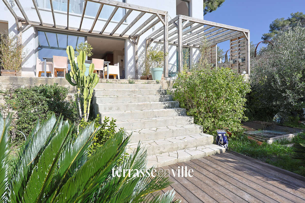 La ciotat - figuerolles - maison familiale - t6 - 204 m2 + t2 40 m2 - piscine - parcelle 1041m2 - vue mer - 1 - photo 28