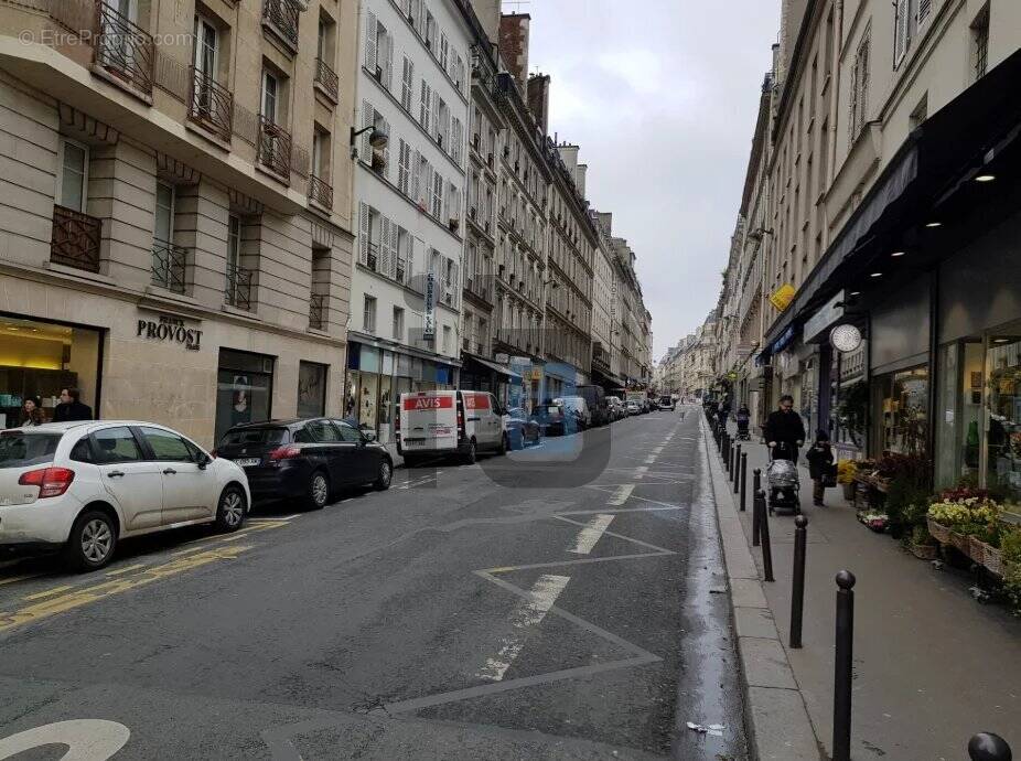 Commerce à PARIS-9E