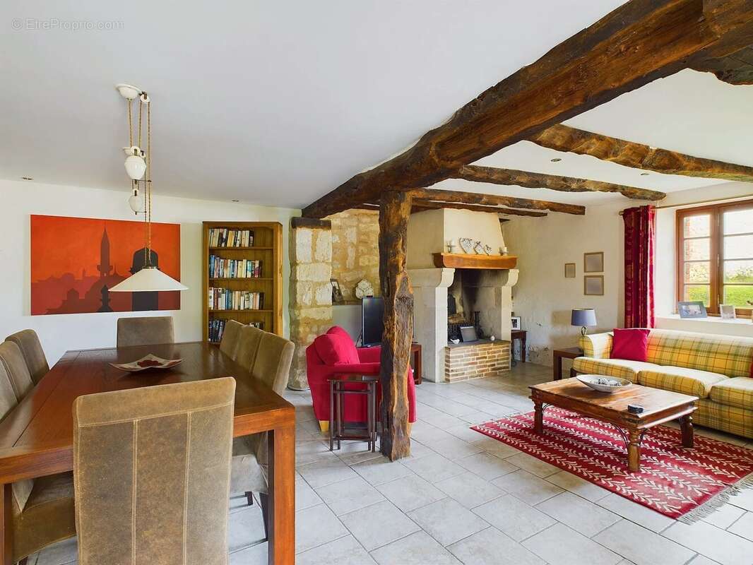 Bel ensemble comprenant deux maisons avec piscine et 1 ha de terrain avec des vues sublimes - photo 5