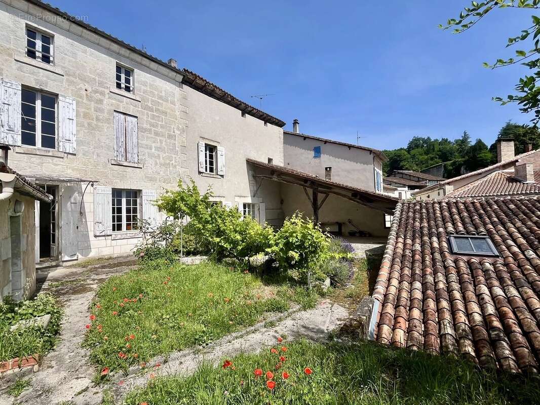 Maison à AUBETERRE-SUR-DRONNE