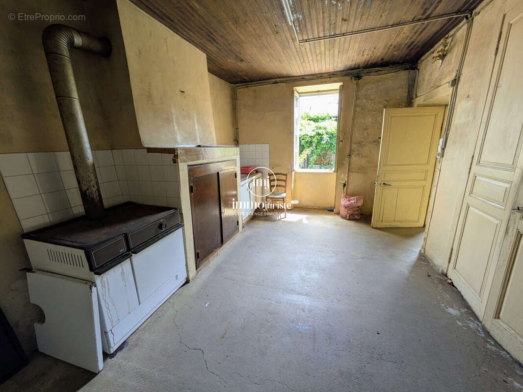 Maison 109 m² à Saint-Victurnien  - photo 6