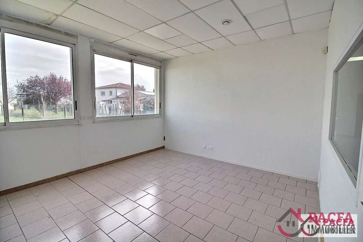 Espace Commercial Moderne à Saïx - photo 8