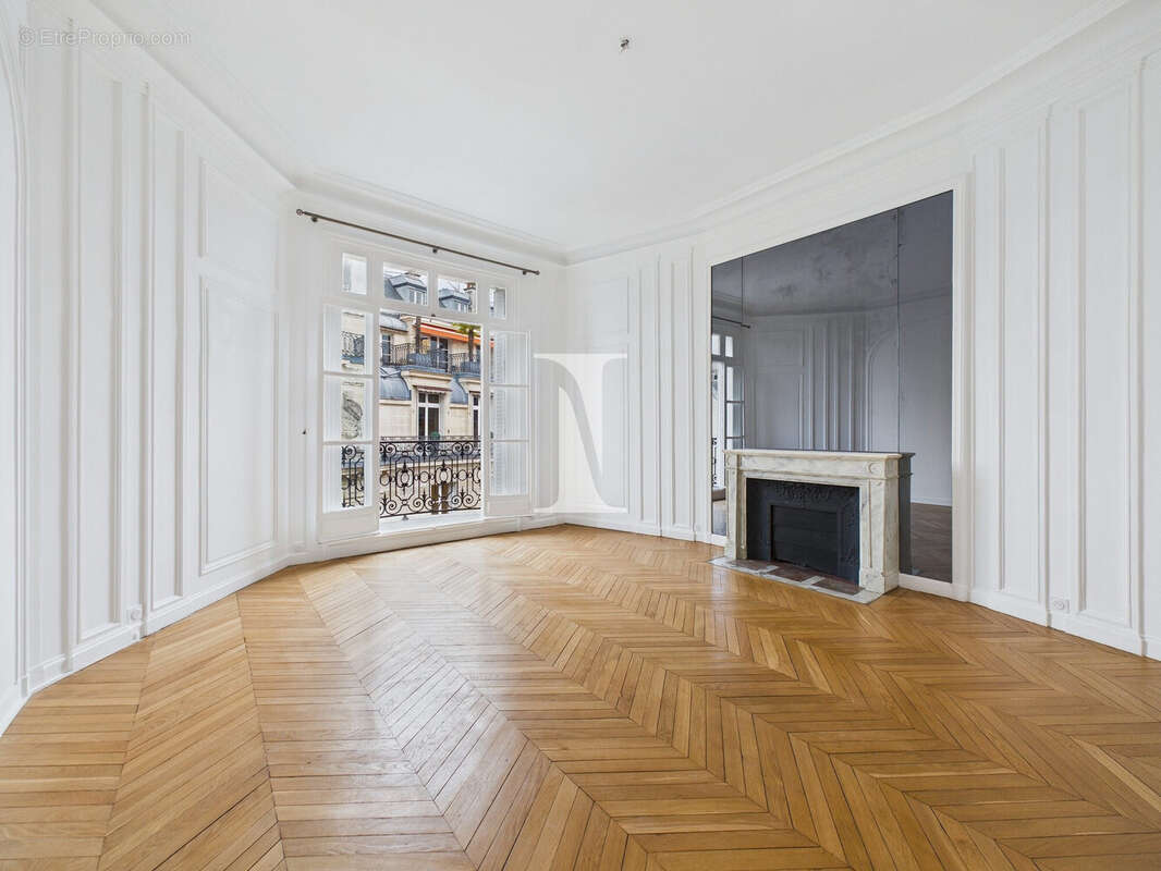 Appartement à PARIS-16E
