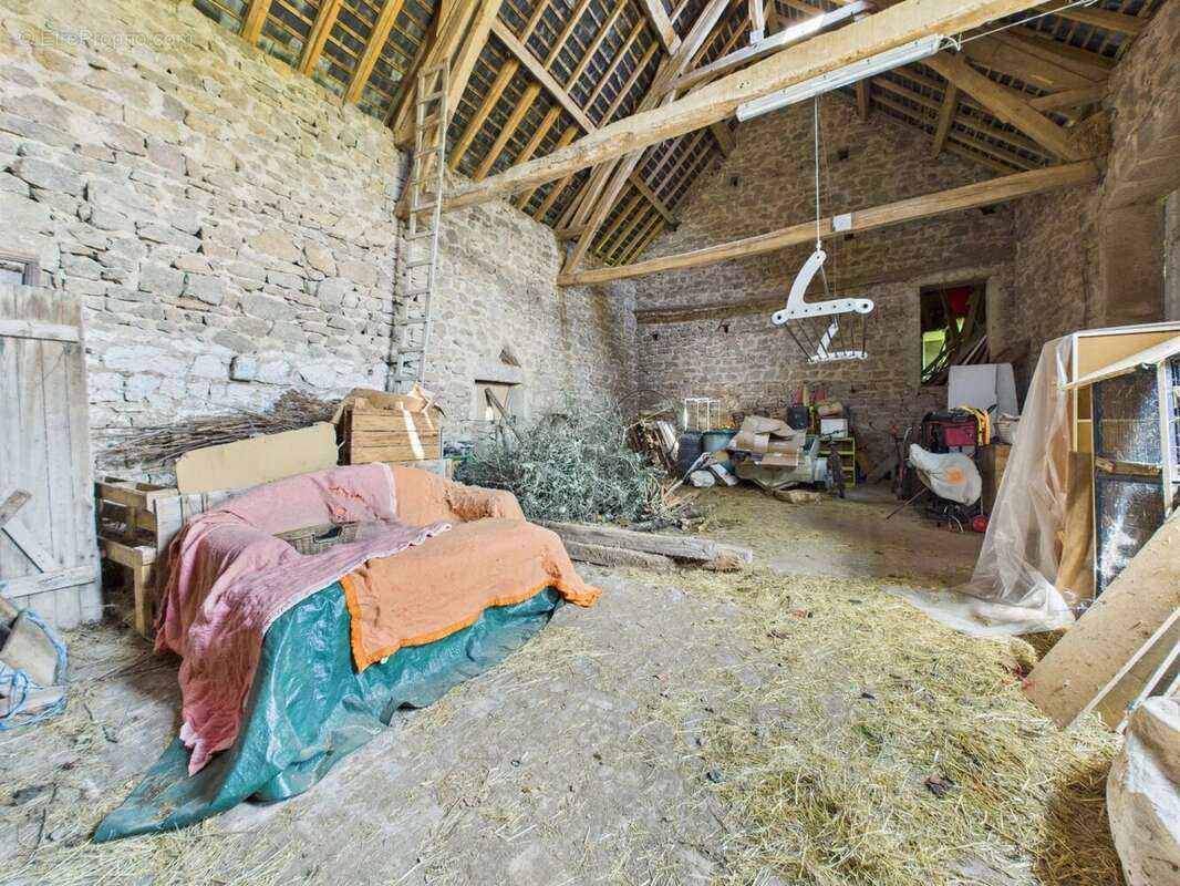 Maison à LA ROCHE-EN-BRENIL