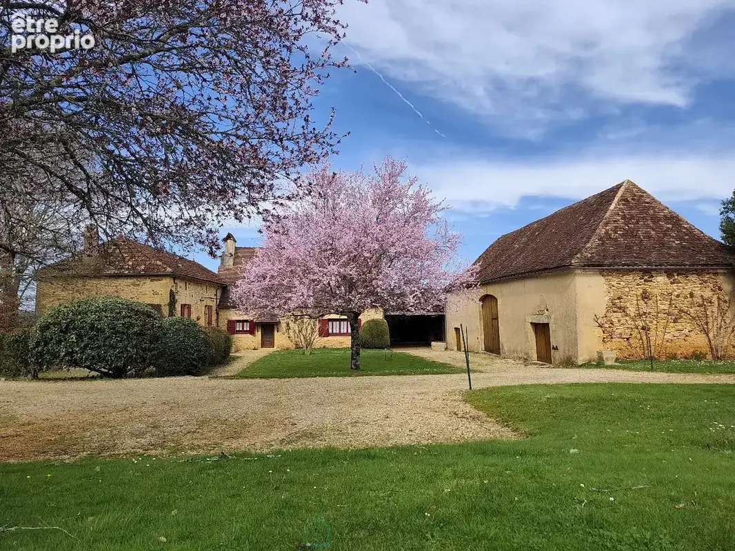 Proche Monpazier, propriété de caractère avec 3 habitations, dépendances et piscine sur 5,3 hectares de terrain - photo 1