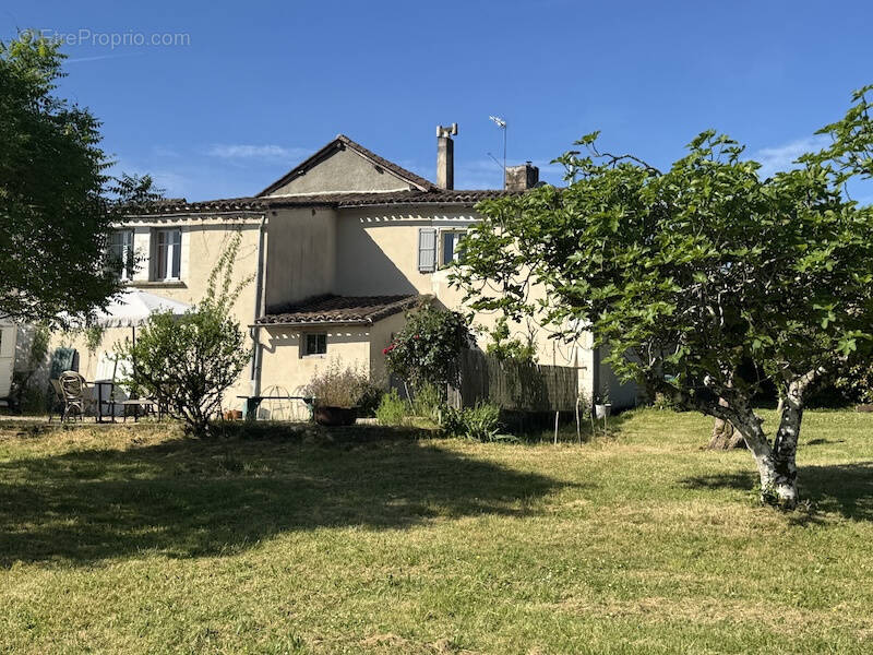 Maison à SALLES-LAVALETTE